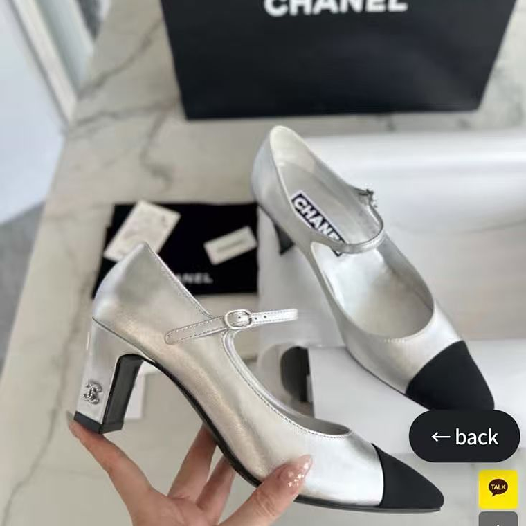 샤넬  로고 장식 로퍼 1