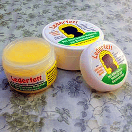 Leather grease for beekeeping gloves