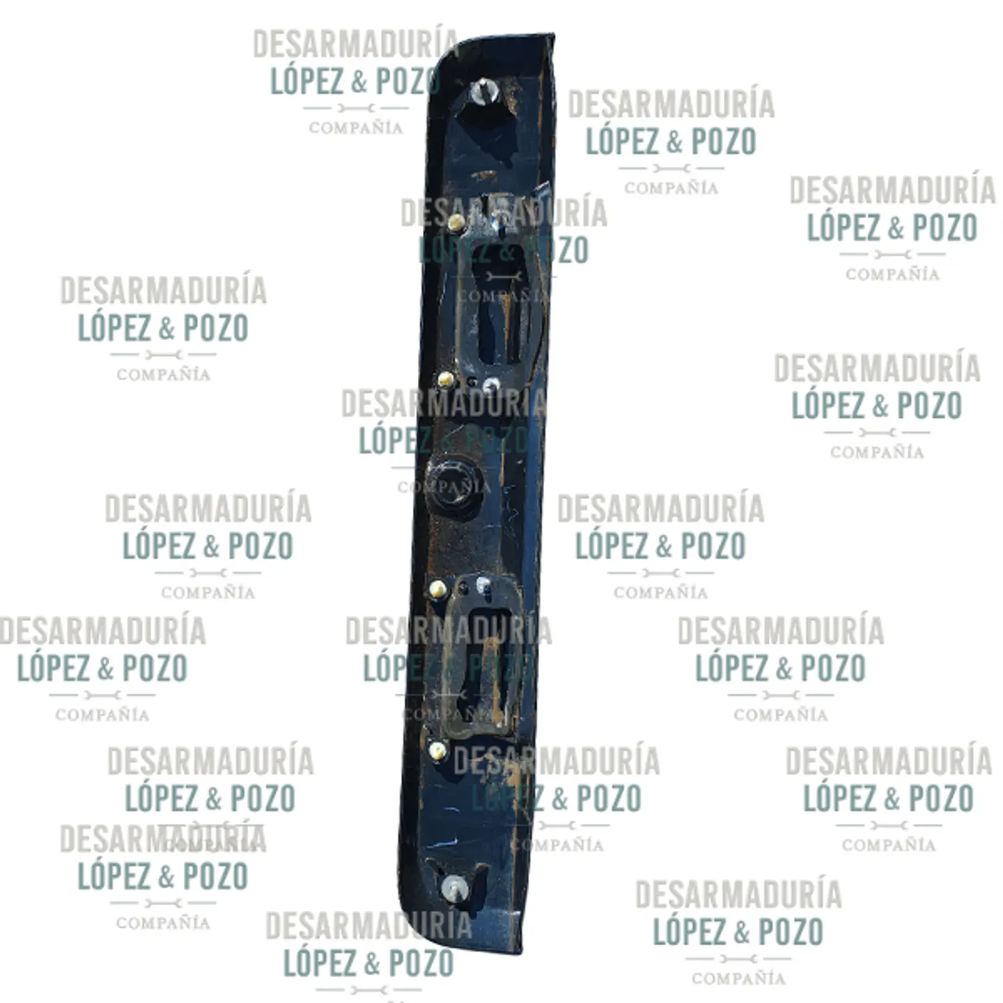 MOLDURA DE PORTALON TRASERO RENAULT DUSTER 2017. 2
