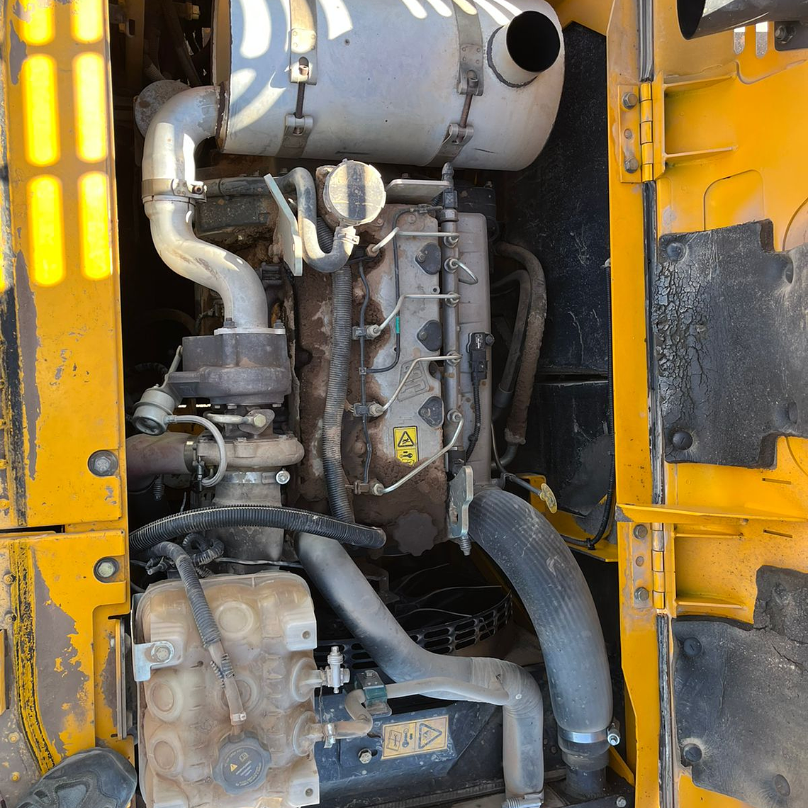 Excavadora JCB JS 220 LC En Desarme Con Sus Repuestos Originales Con Su Garantía. 9