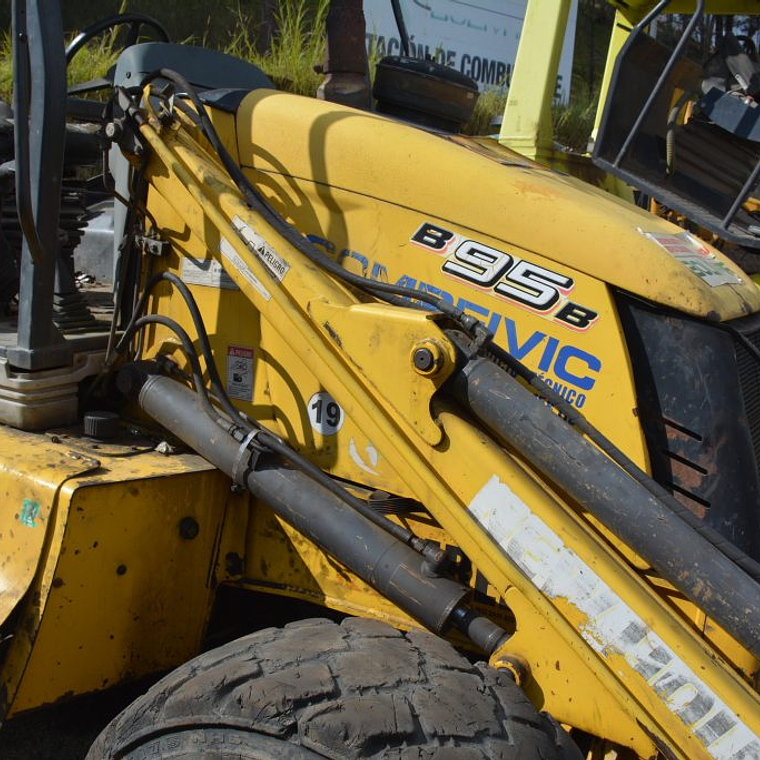 Pala Retroexcavadora New Holland B95B (2008)  1