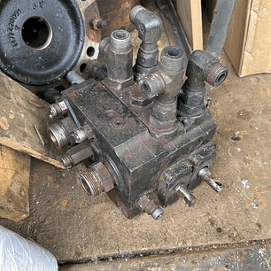 Caja de Válvula Trasera Retroexcavadora Caterpillar 416