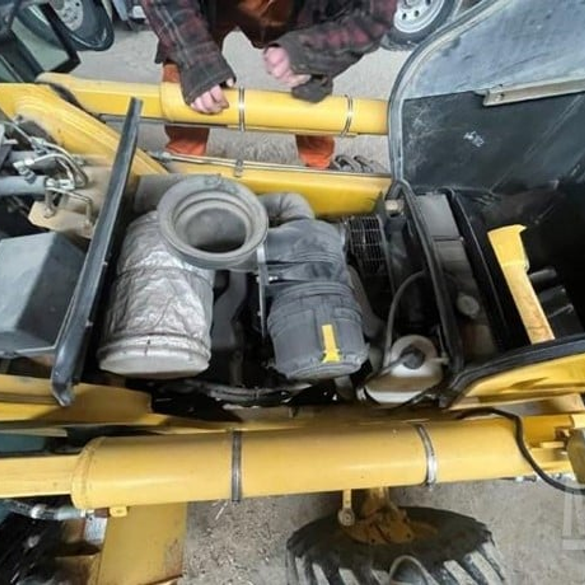 Bomba Inyectora Komatsu WB140-2N (2006) 8