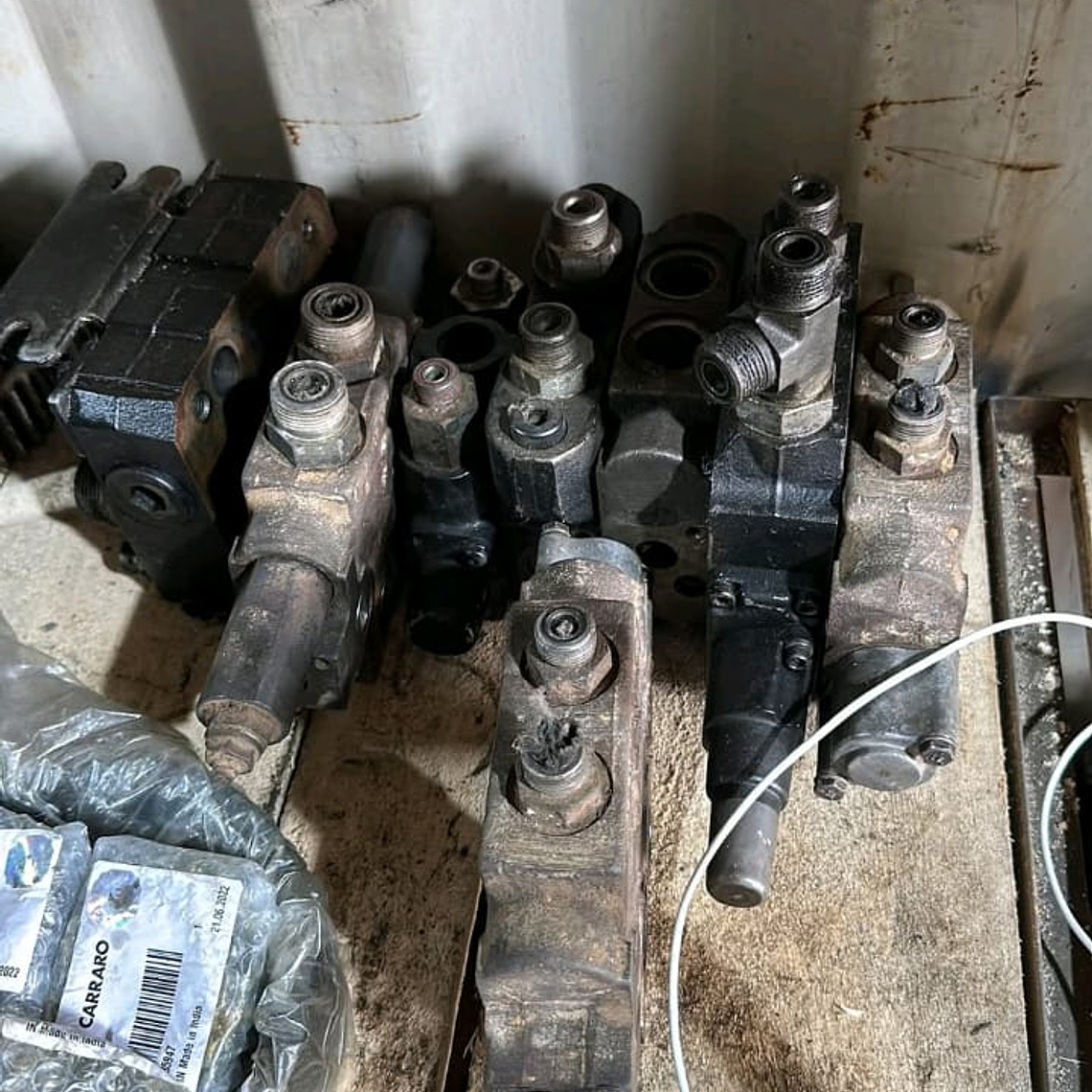 Caja de Válvula Trasera Retroexcavadora Caterpillar 416 2