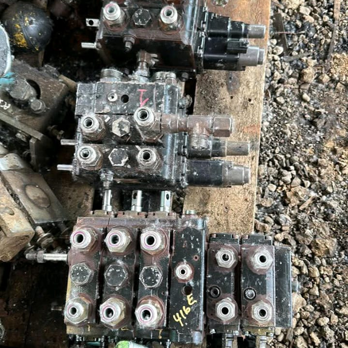 Caja de Válvula Trasera Retroexcavadora Caterpillar 416 4