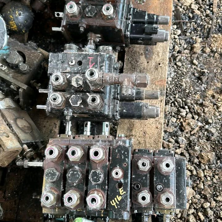 Caja de Válvula Trasera Retroexcavadora Caterpillar 416 4