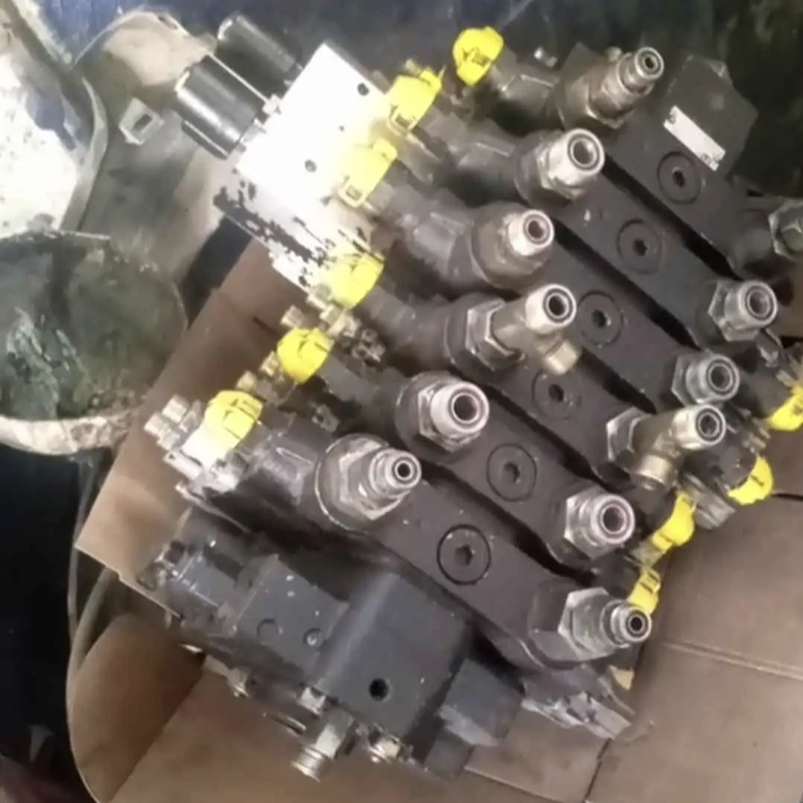 Caja de Válvula Caterpillar 420E  1