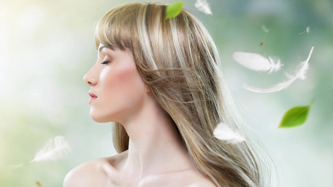 Cómo tener un cabello brillante, sedoso y largo naturalmente, gracias a los 15 beneficios de Monoi capilar