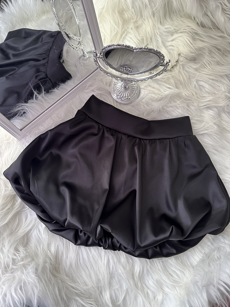 BLOW SATIN FALDA NEGRA 1