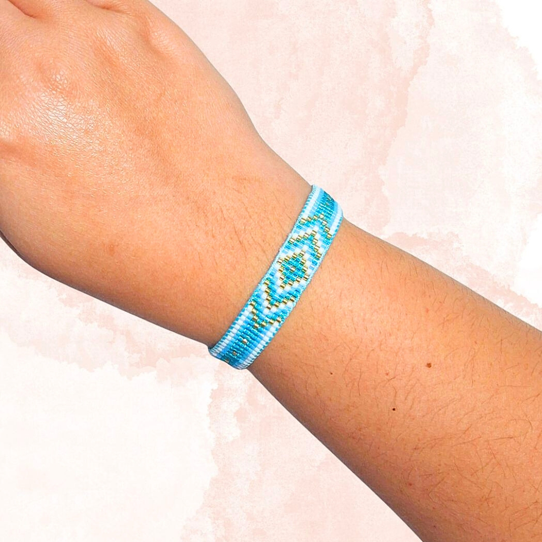 PULSERA FLECHAS CELESTE Y DORADO 2