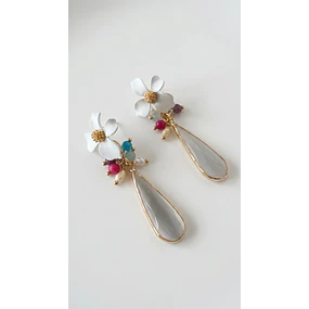 FLOR BLANCA CON MOSTACILLONES Y PIEDRA