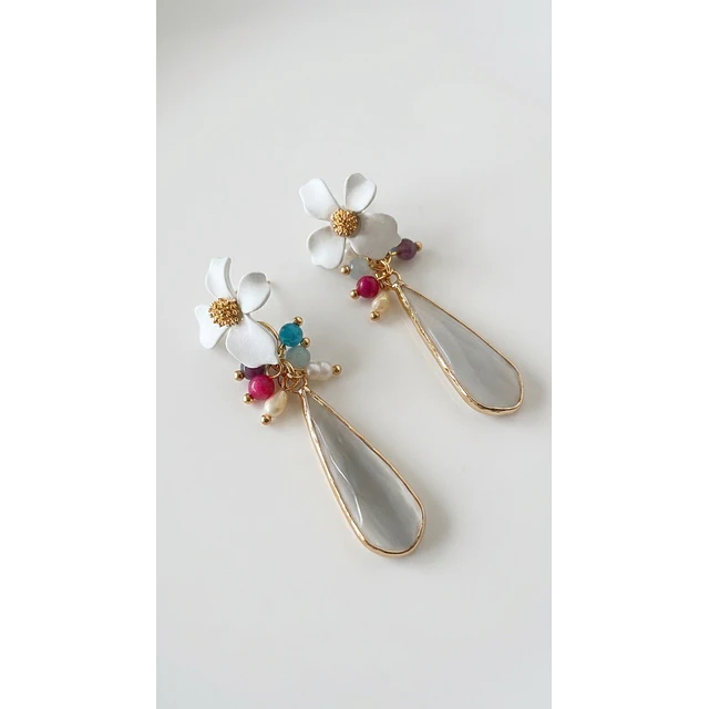 FLOR BLANCA CON MOSTACILLONES Y PIEDRA