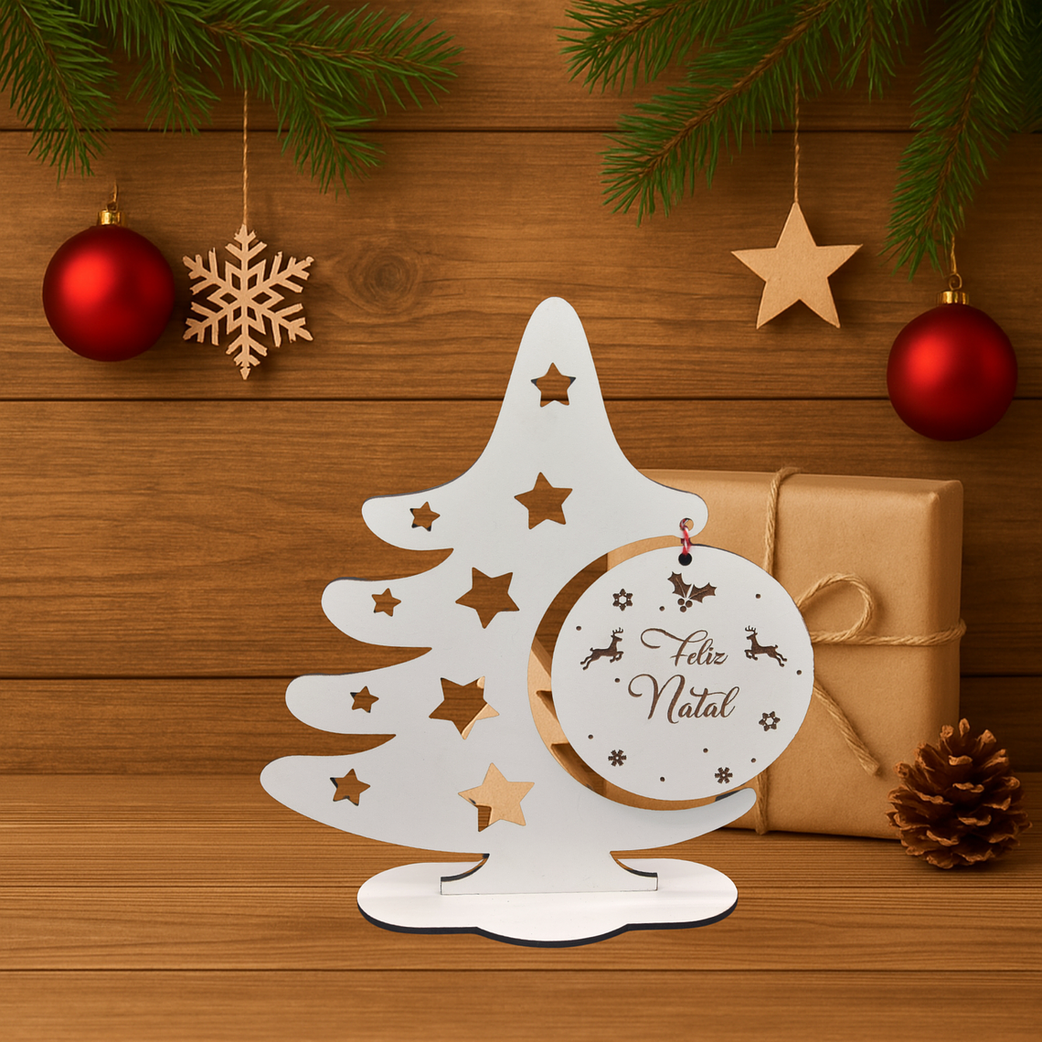 Árvore de Natal Decorativa com Estrelas e Bola “Feliz Natal” 1