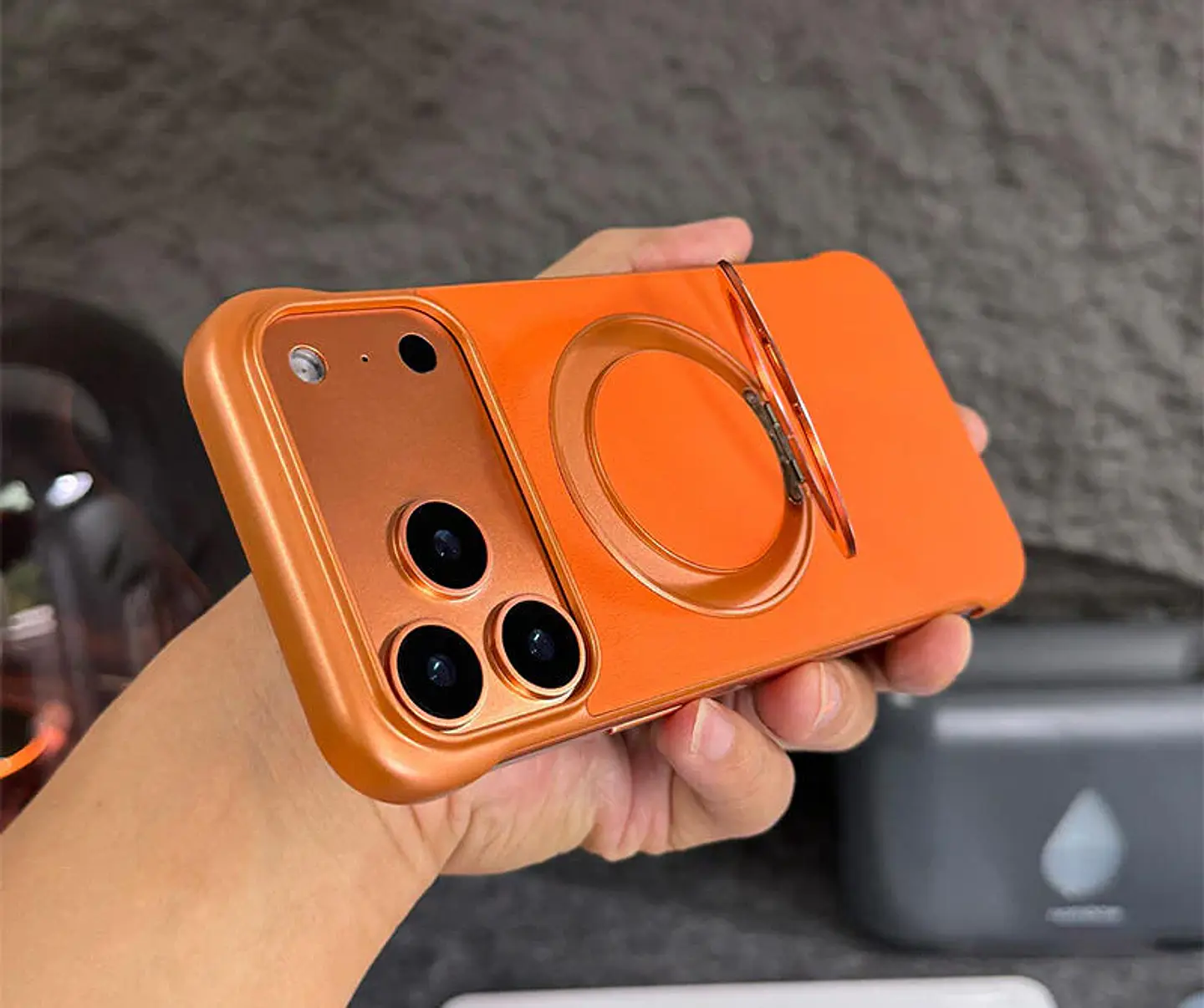 Carcasa para iPhone 17 Pro de Cuero con Soporte Magsafe  6