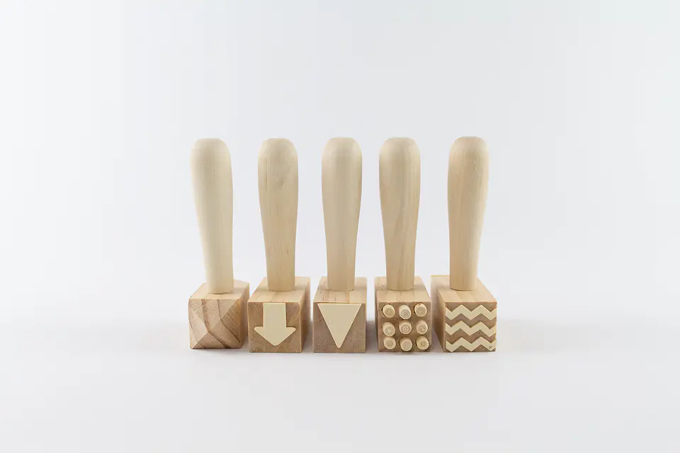 5 Martillos de madera con patrones 1