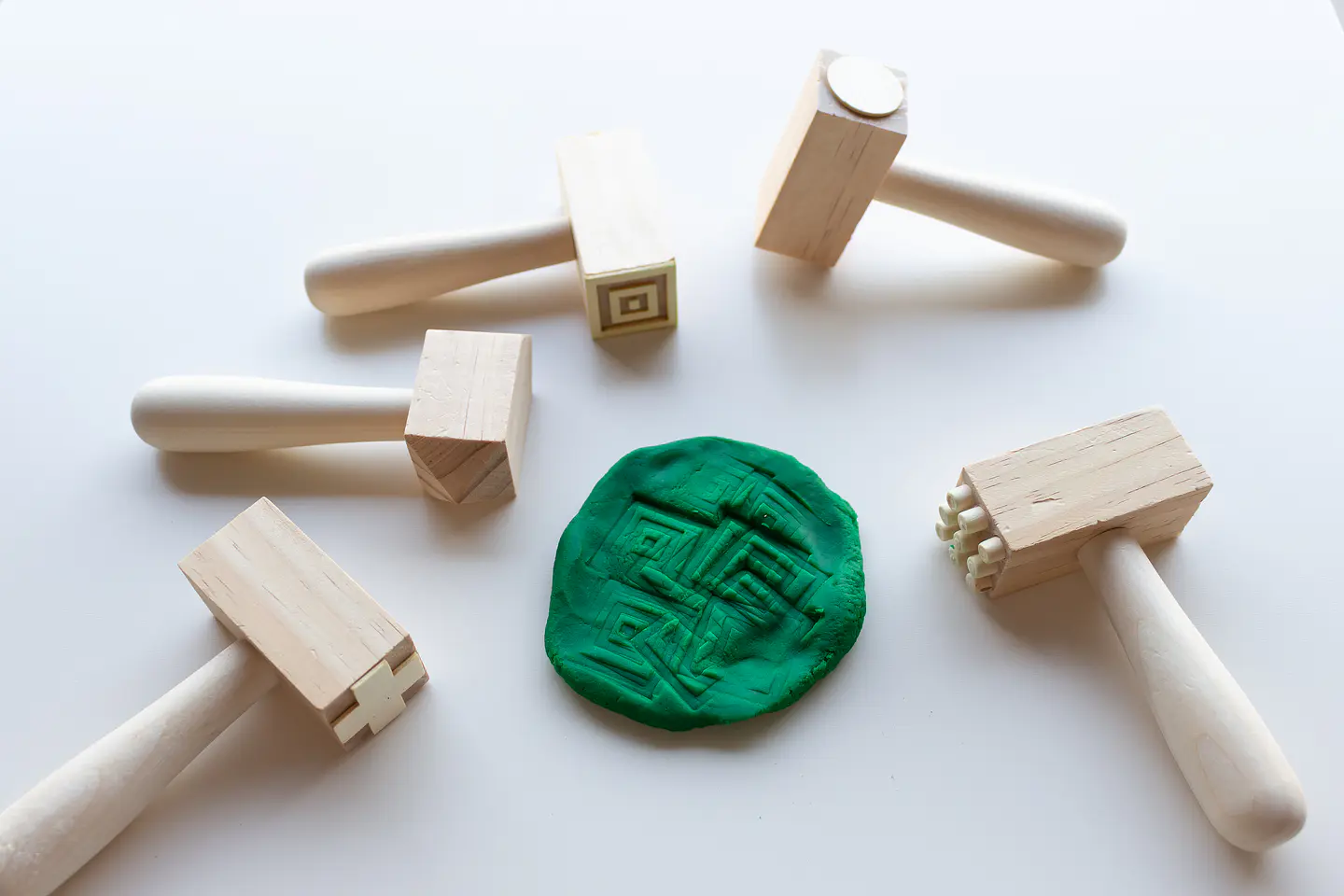 5 Martillos de madera con patrones 3