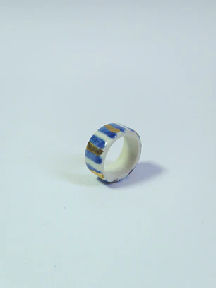 Anillo porcelana rayas azules y doradas talla 15