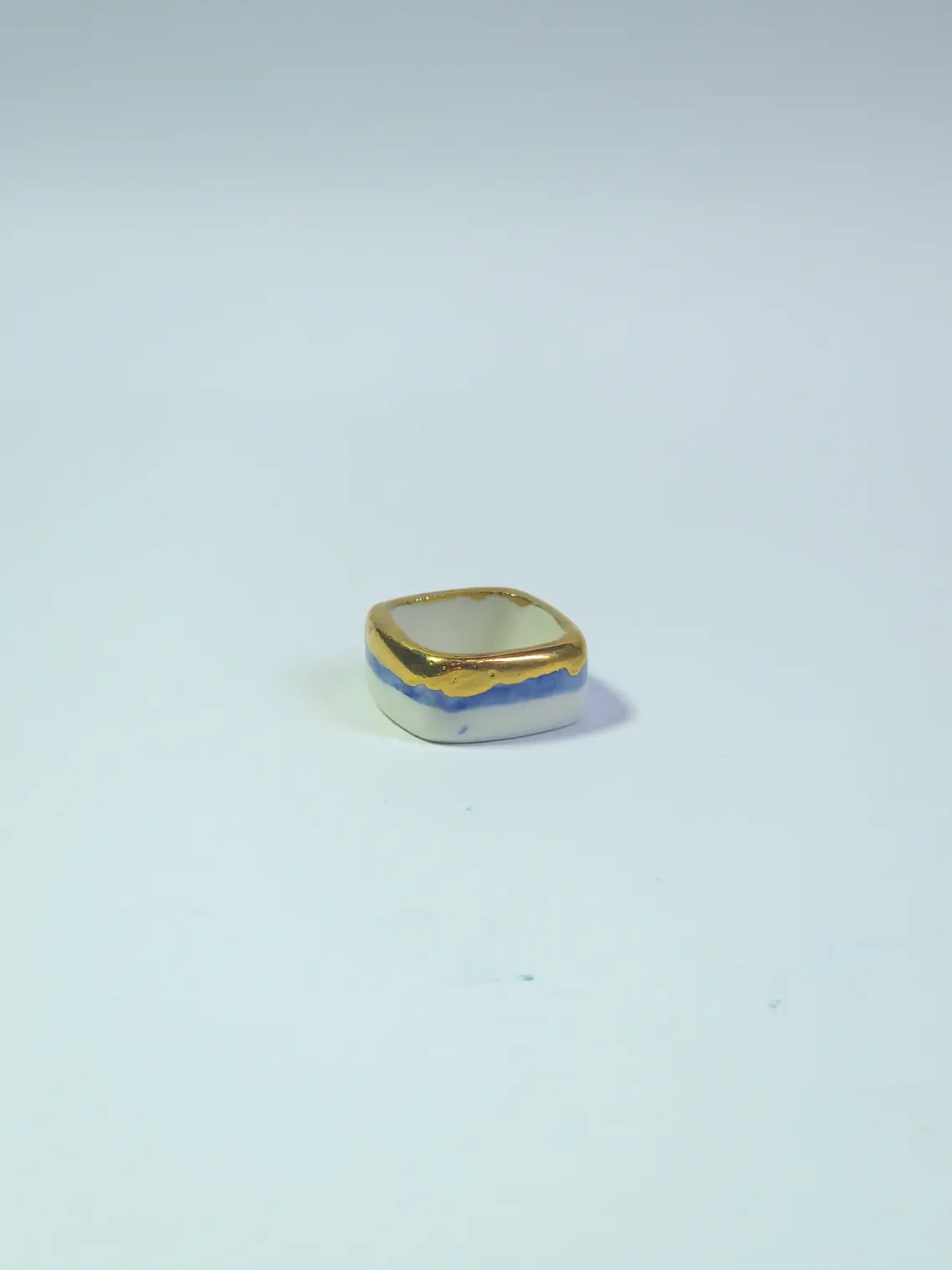 Anillo cuadrado blanco con azul talla 22 3