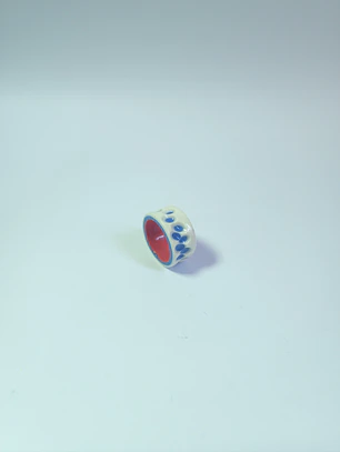 Anillo tallado azul con blanco talla 20