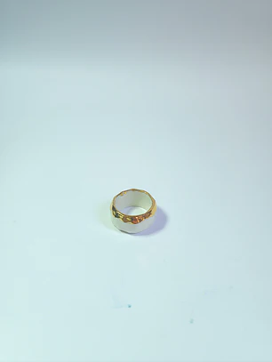 Anillo tallado blanco 