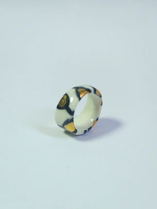 Anillo de porcelana blanco y negro talla 21