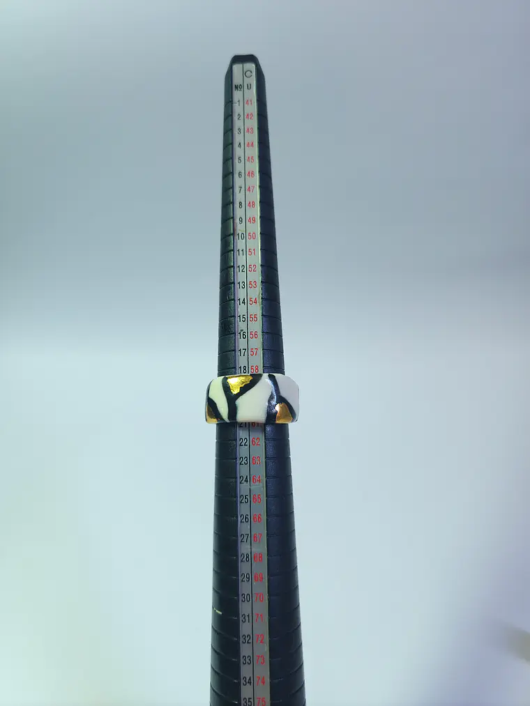 Anillo de porcelana blanco y negro talla 21 3