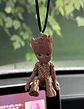 Figura Colgante 3D Groot Adolescente Sentado Decorativo Auto - Miniatura 2