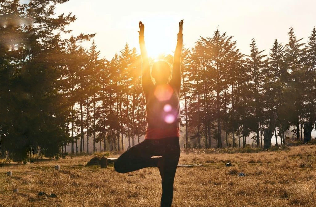 3 posturas de yoga para comenzar el día con energía