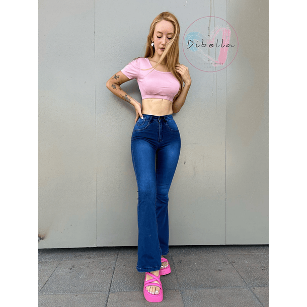 Jeans Flare azul focalizado  9