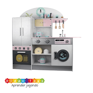 Cocina de madera con refrigerador