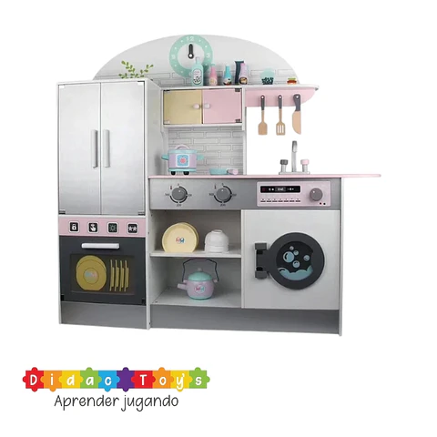 Cocina de madera con refrigerador