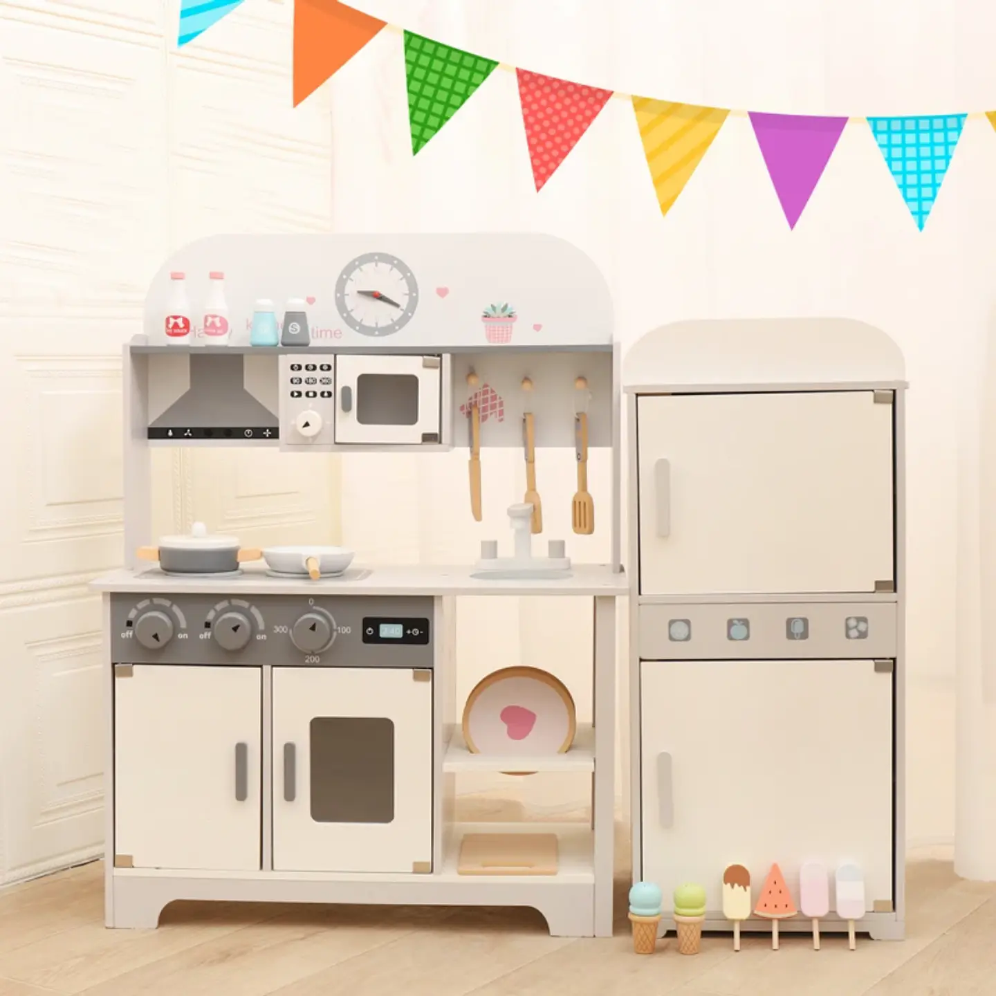 Cocina de madera blanca con refrigerador 1