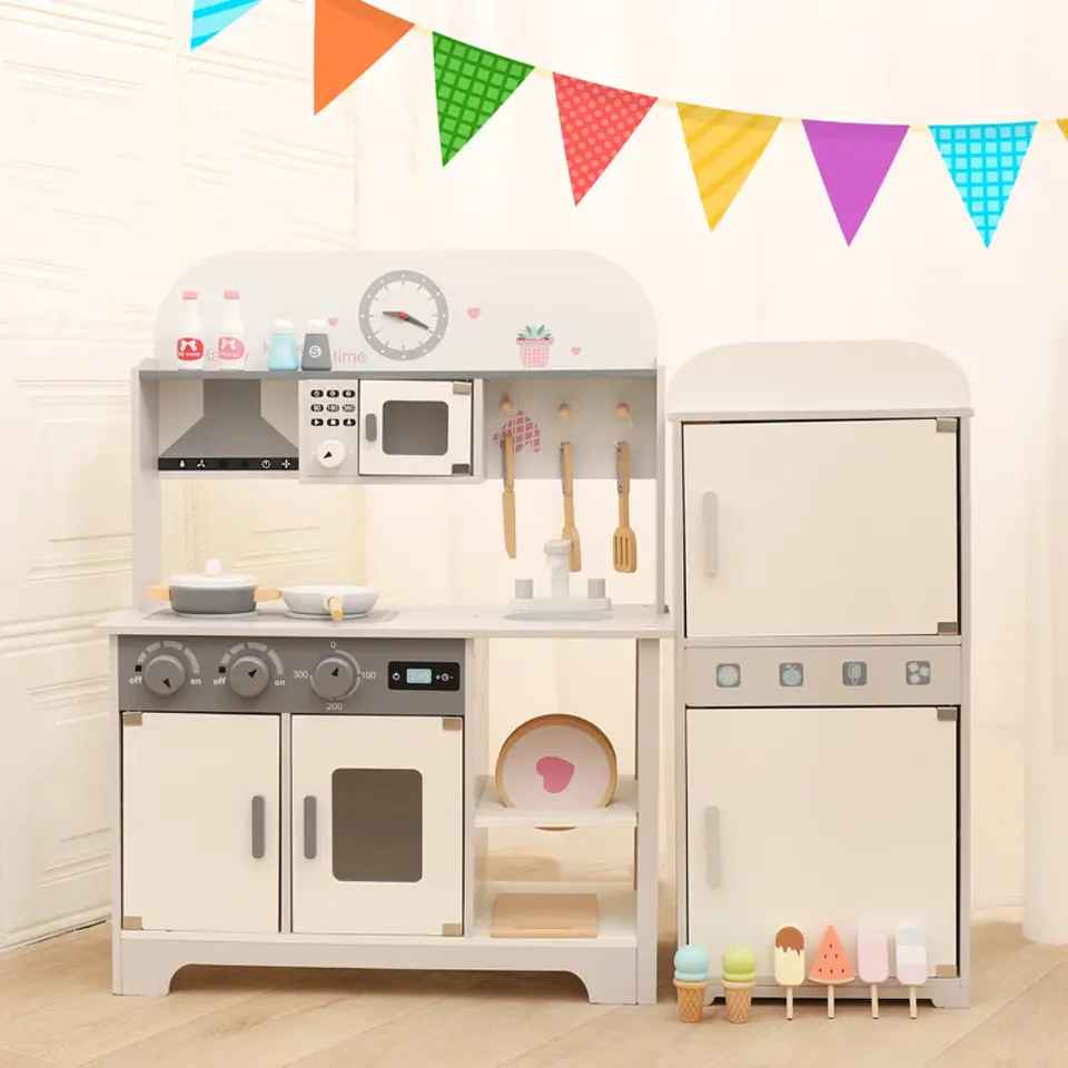 Cocina de madera blanca con refrigerador 1