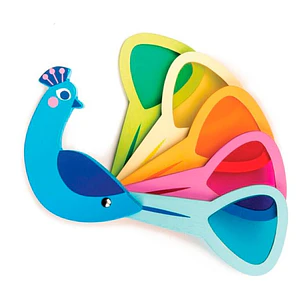 Pavo real de madera con paneles de colores 