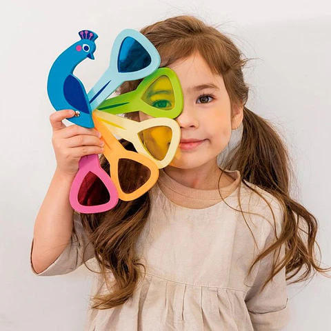 Pavo real de madera con paneles de colores 