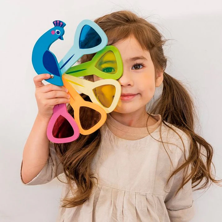 Pavo real de madera con paneles de colores  3