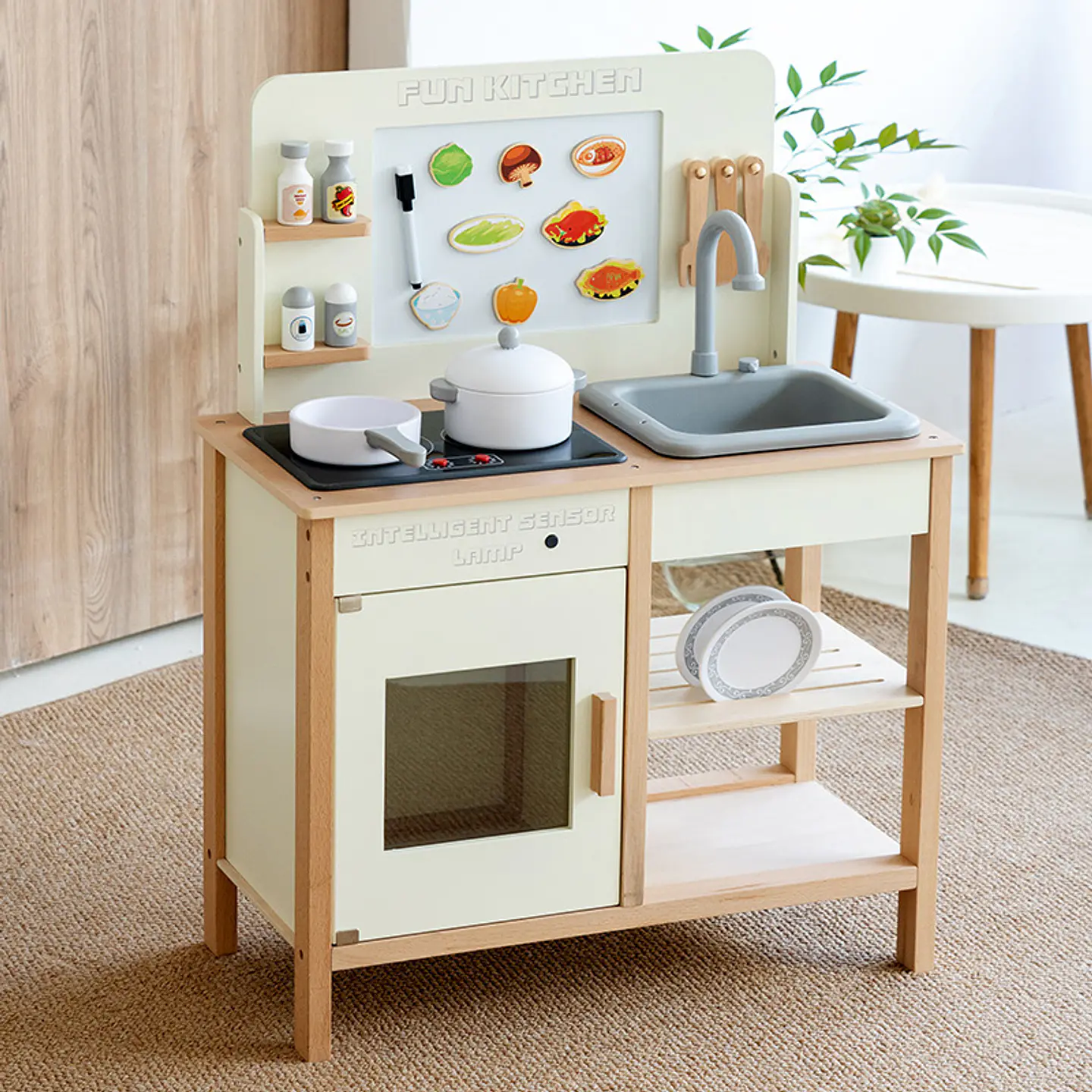 Cocina blanca con flujo de agua  2