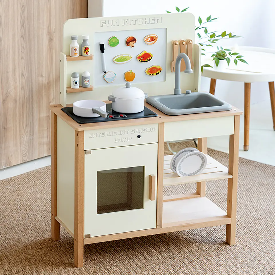 Cocina blanca con flujo de agua  2