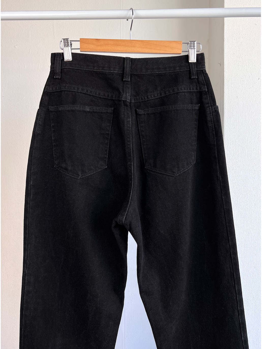 Pantalón mezclilla tiro alto negro 4