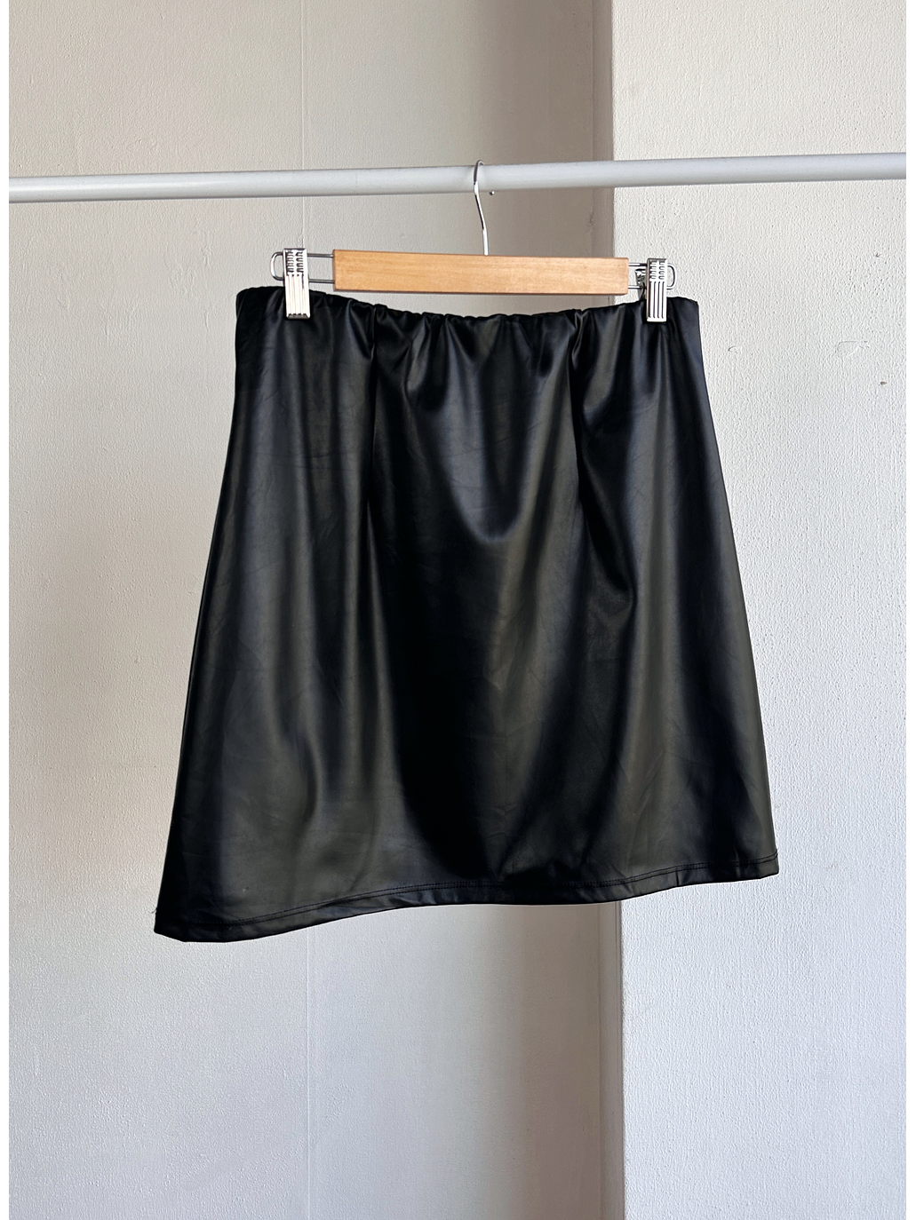 Falda cuerina negra 1