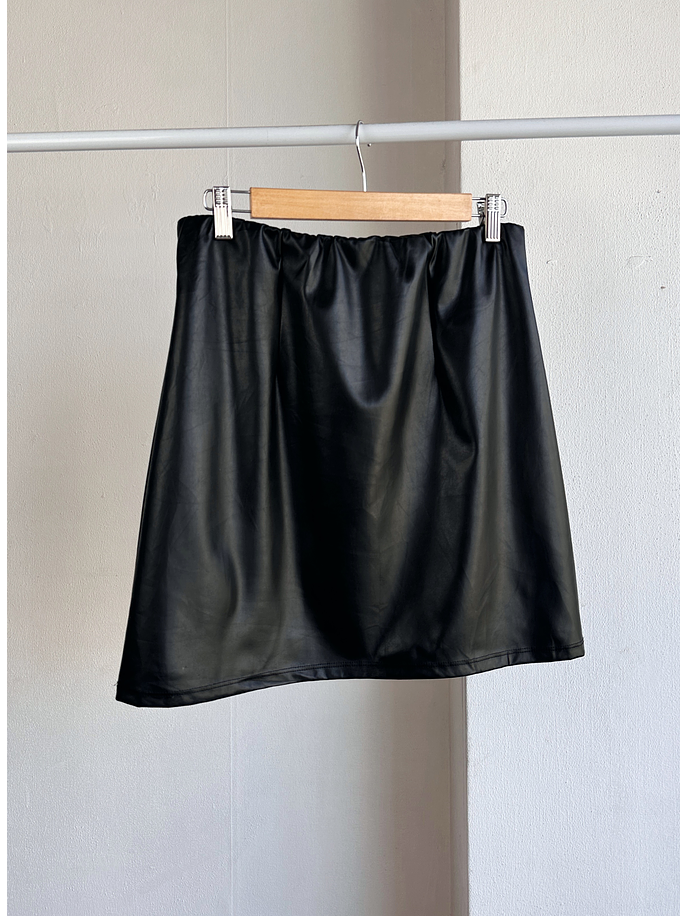 Falda cuerina negra 1