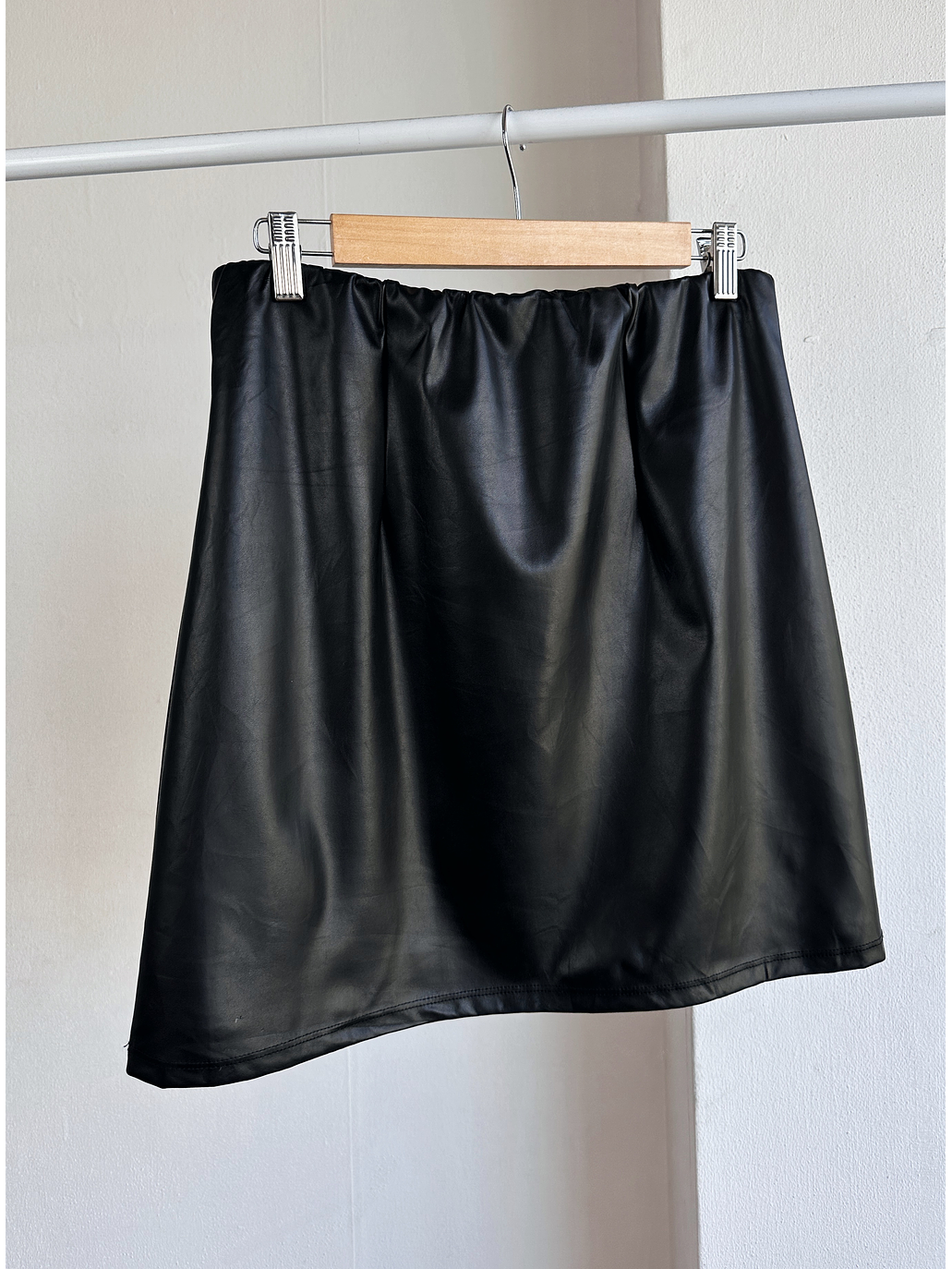Falda cuerina negra 3