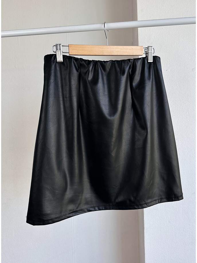 Falda cuerina negra 3