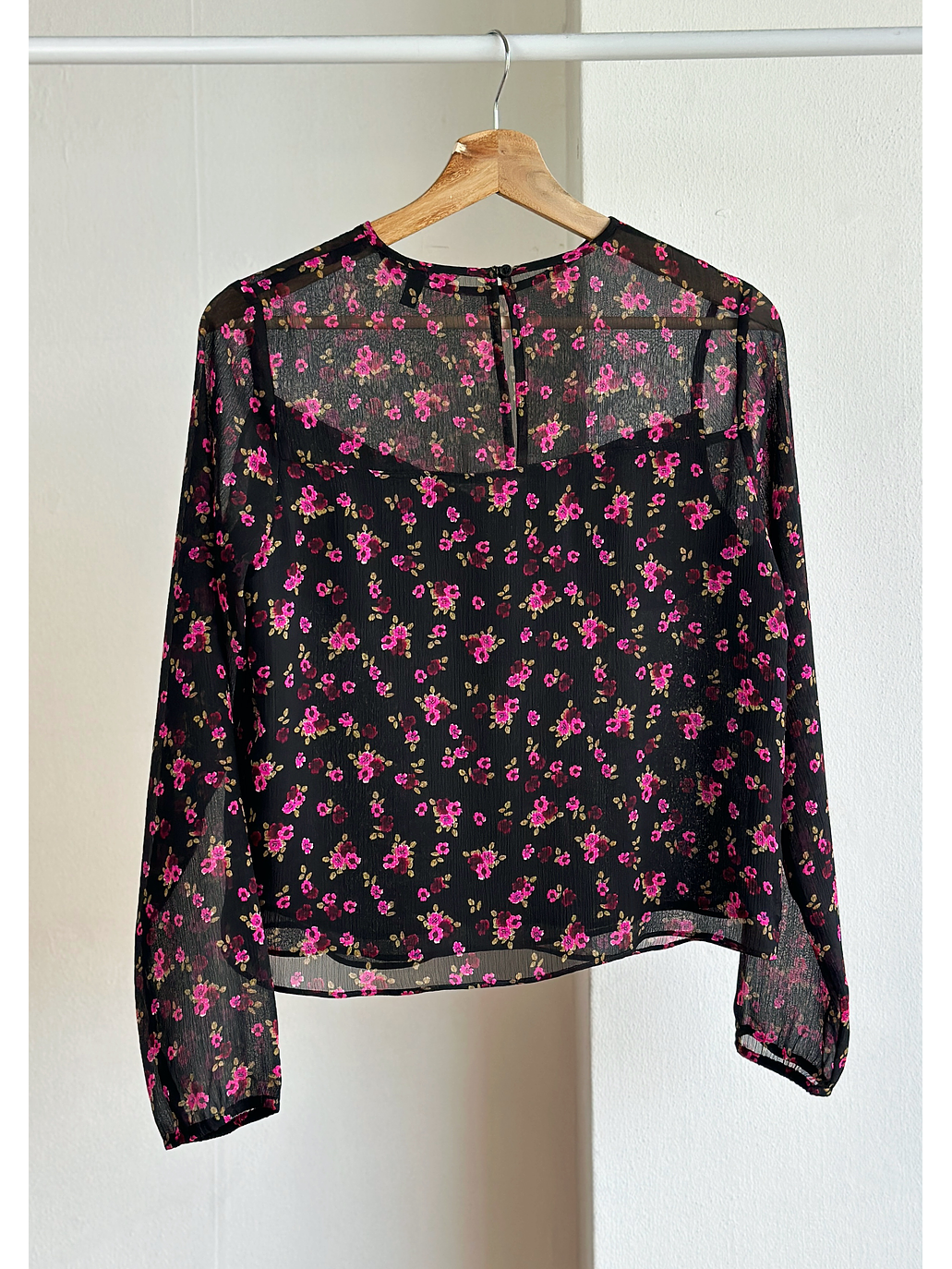 blusa negra floreada  2