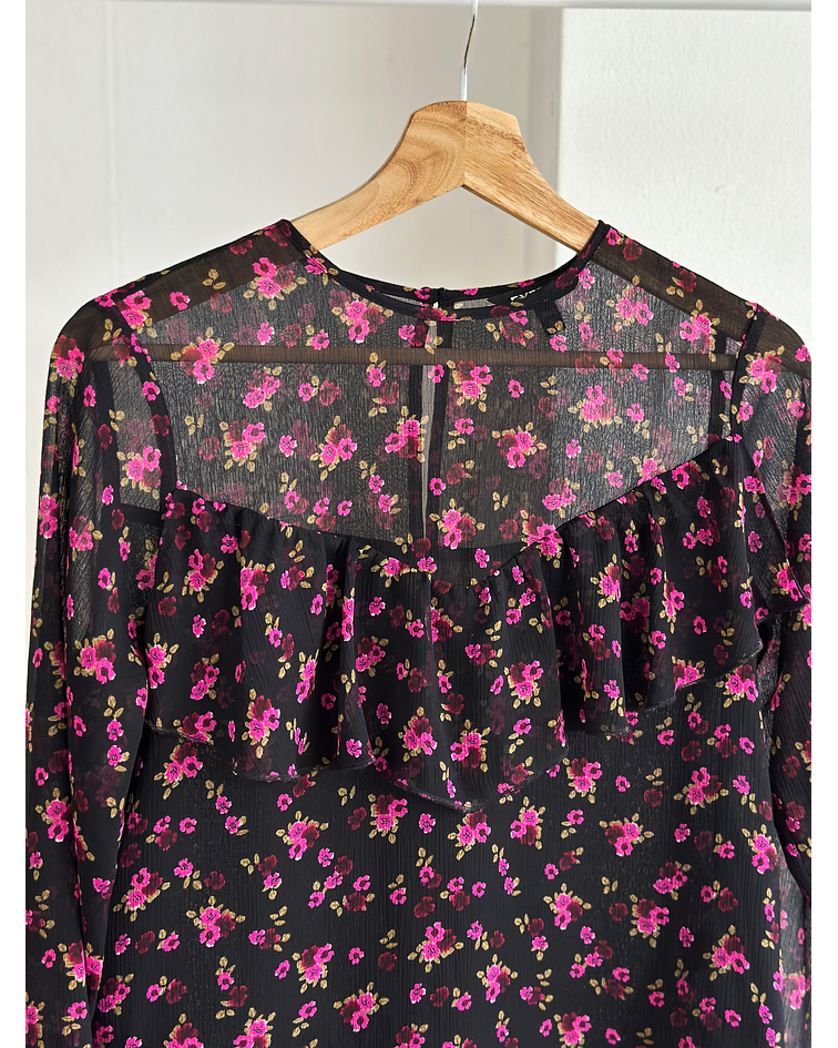 blusa negra floreada 