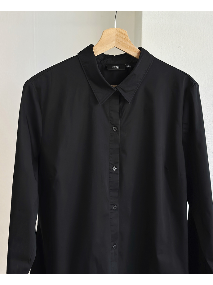 camisa negra básica  2