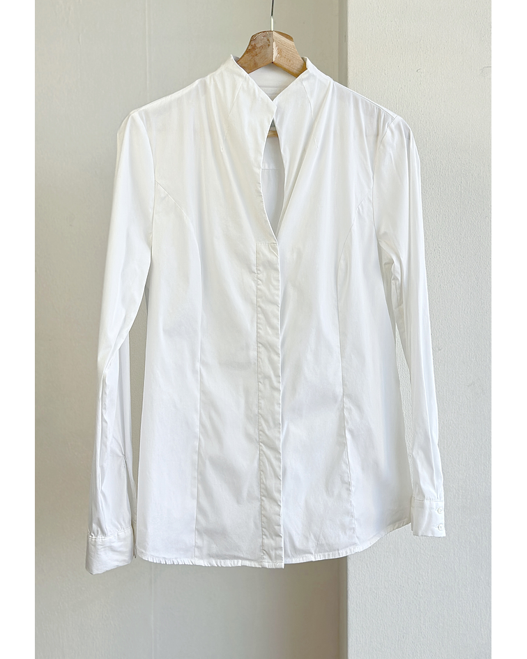 Camisa blanca cuello alto 