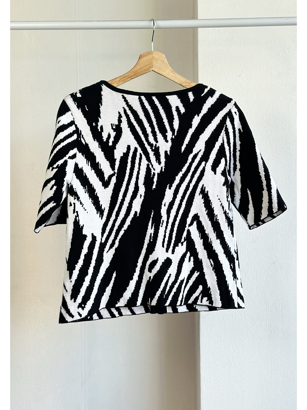 polera animal print con cierre 3