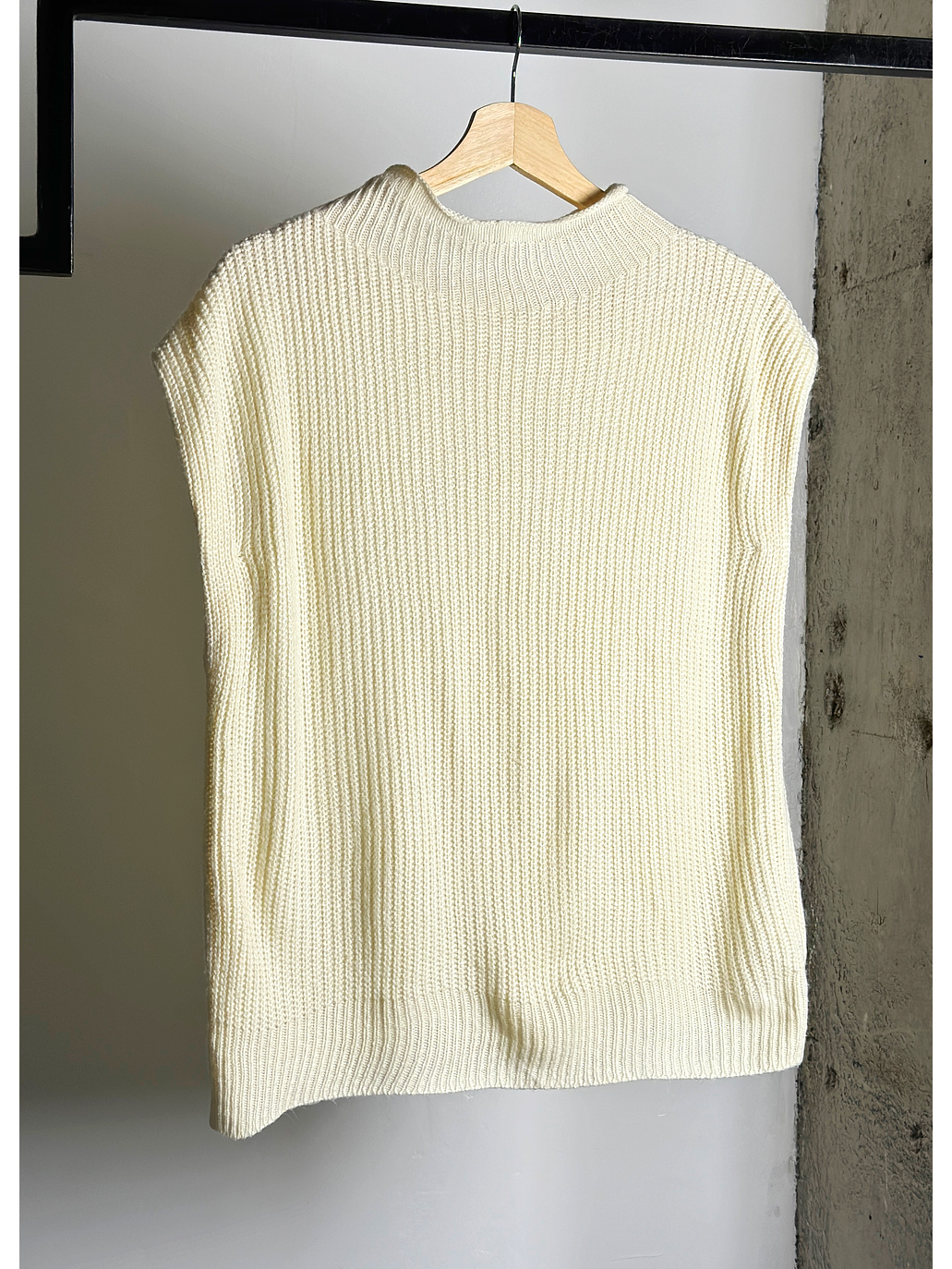 Chaleco crema sin mangas  3