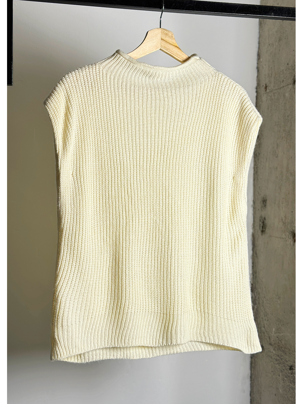 Chaleco crema sin mangas  1